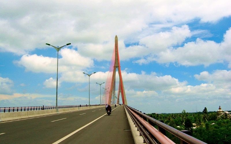 Quốc lộ 1A, đi qua cầu Cần Thơ, nối Cần Thơ và Vĩnh Long