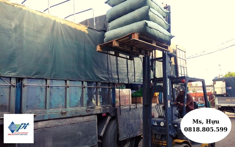 Xe nâng hàng lên xe tải chở hàng từ Thái Nguyên đi Quy Nhơn