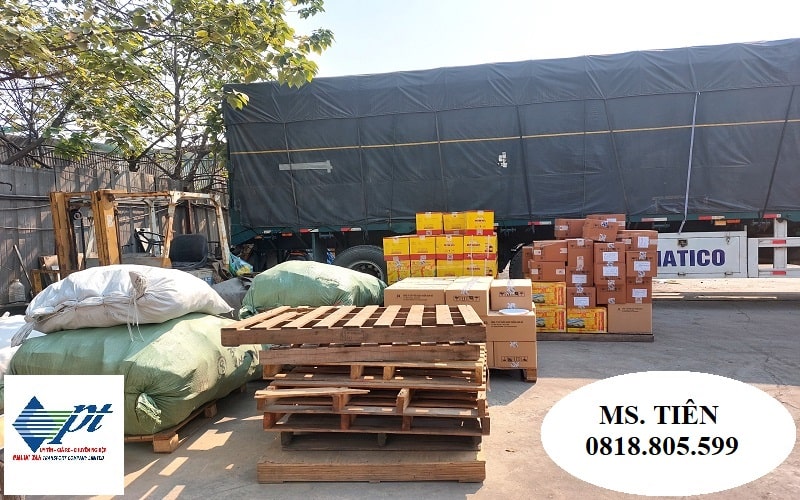 Xe tải chở hàng may mặc tại Phước Tấn