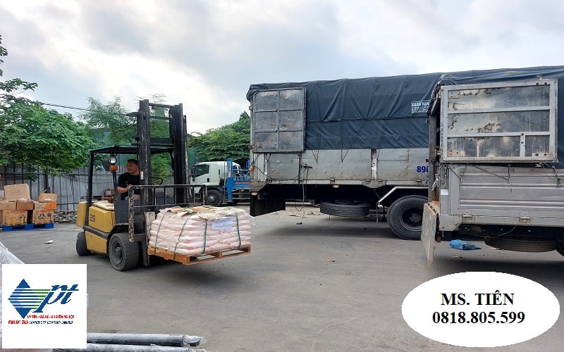 Xe nâng hàng tại chành xe Phước Tấn