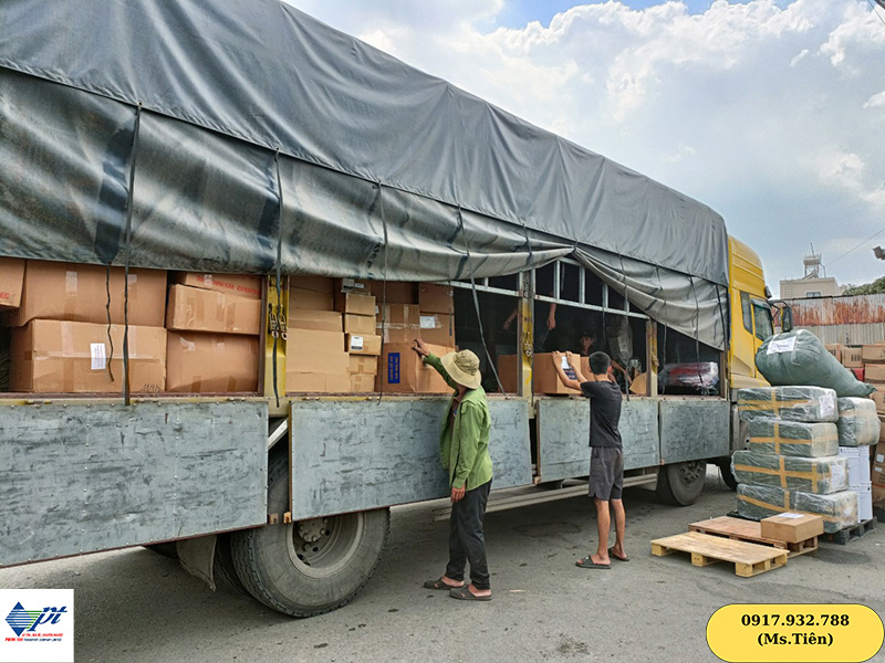 Gửi xe máy Sài Gòn Hà Nội sẽ được gia cố cẩn thận trên xe tải
