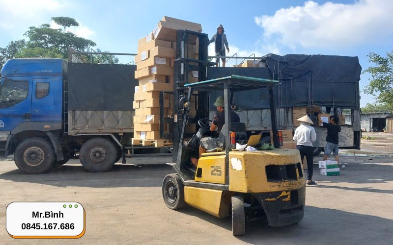 Xe nâng nâng hạ hàng tại kho Phước Tấn