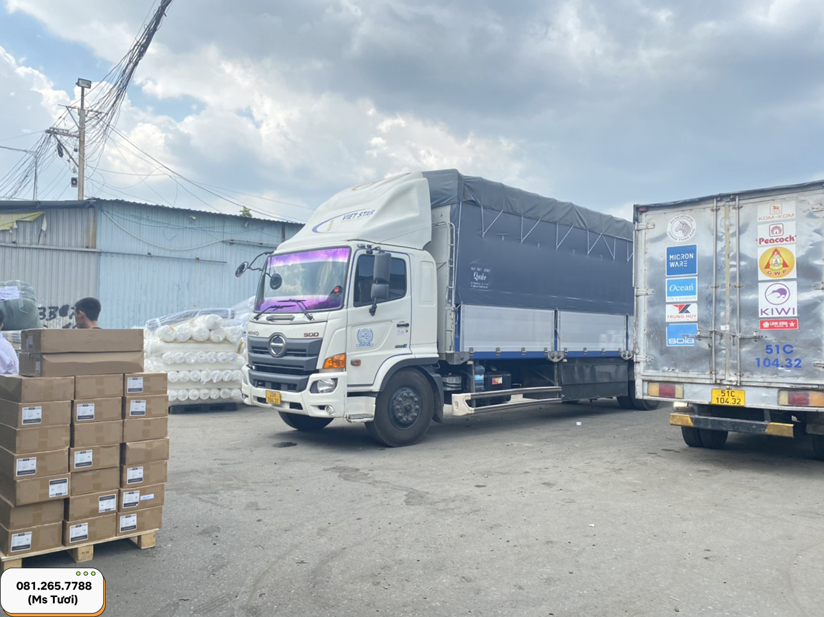 Xe tải giao nhận hàng Hà Nội Sài Gòn tại kho Phước Tấn