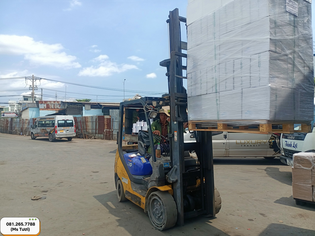 Xe nâng nâng hạ hàng tại kho Phước Tấn