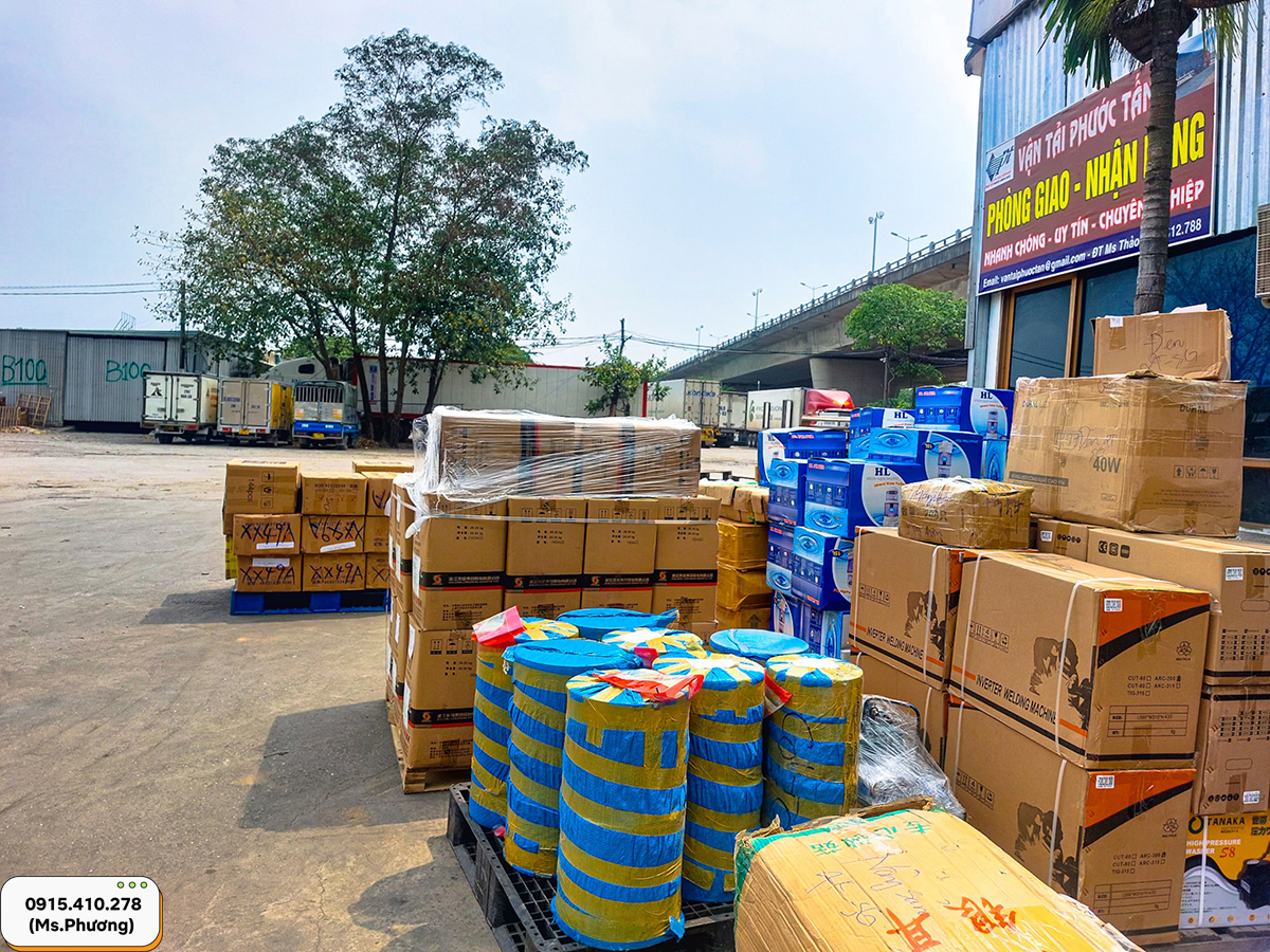Hàng hóa ký gửi cho dịch vụ gửi xe máy Sài Gòn Hà Nội tại Phước Tấn