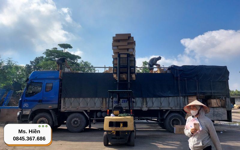 Hàng hóa được xếp lên xe tại kho