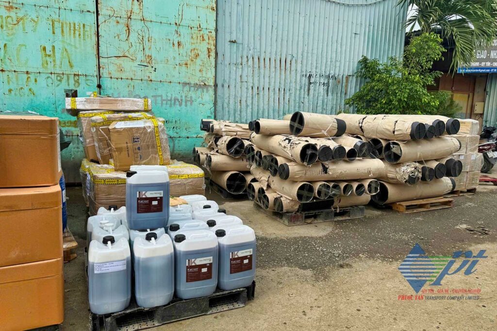 Chành xe gửi hàng đi Hà Nội giá rẻ, bốc xếp hàng hóa an toàn tại kho.