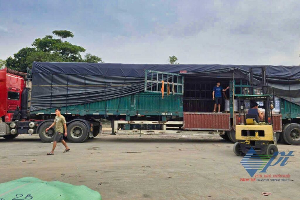 Các loại xe tải chở hàng từ TP.HCM ra Hà Nội: xe thùng kín, xe mui bạt, container.
