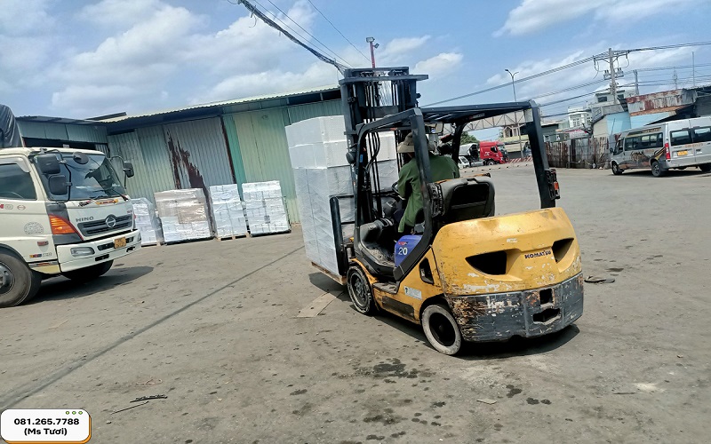 Hỗ trợ nâng hạ tại kho Phước Tấn