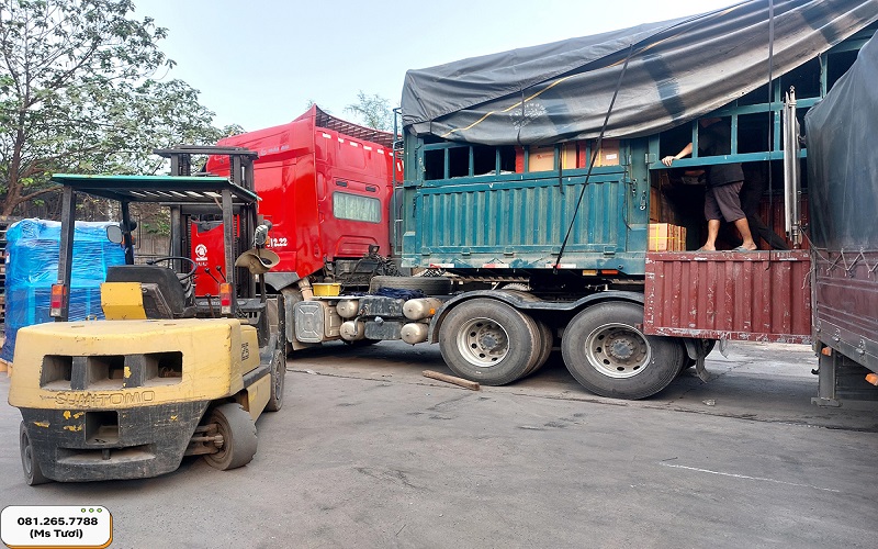 Hàng hóa sắp xếp trên xe chở đi Thái Nguyên